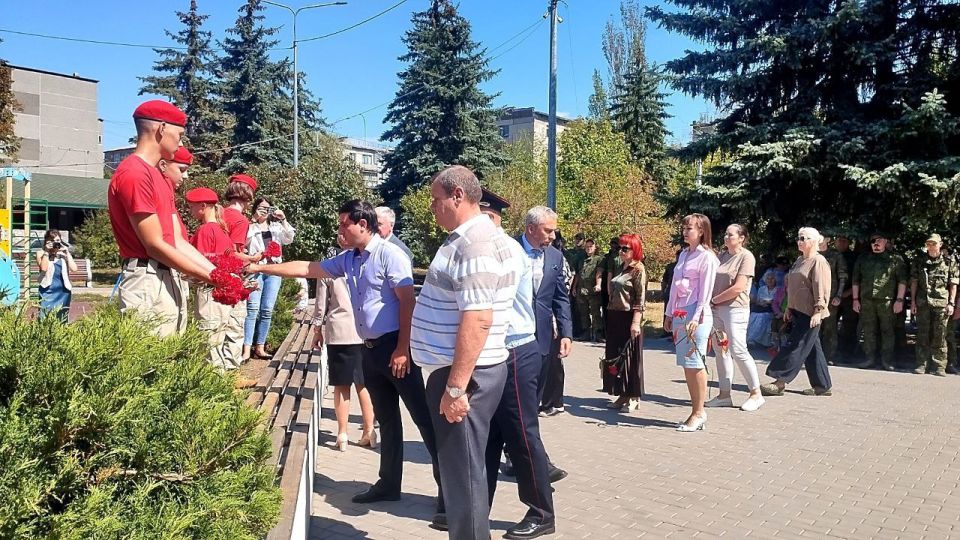 Александр Шатов: В Ждановке прошла церемония возложения цветов к Памятному знаку «Слава шахтерам» Александр Шатов: В Ждановке прошла церемония возложения цветов к Памятному знаку «Слава шахтерам»