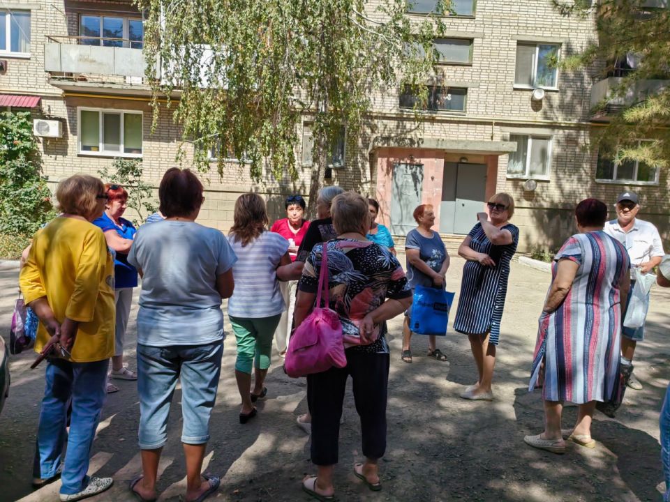 Александр Горянный, как лидер общественного мнения, председатель Общественного совета встретился с жителями города Амвросиевка, проживающими по улице Свободы, 6 Александр Горянный, как лидер общественного мнения, председатель Общественного совета встретился с жителями города Амвросиевка, проживающими по улице Свободы, 6