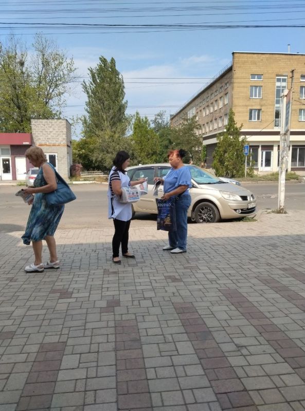 Сегодня, 27 августа по инициативе Общественного Движения «Донецкая Республика» в Червоногвардейском районе города Макеевки проходит раздача официального печатного издания Общественного Движения «Донецкая Республика» Сегодня, 27 августа по инициативе Общественного Движения «Донецкая Республика» в Червоногвардейском районе города Макеевки проходит раздача официального печатного издания Общественного Движения «Донецкая Республика»