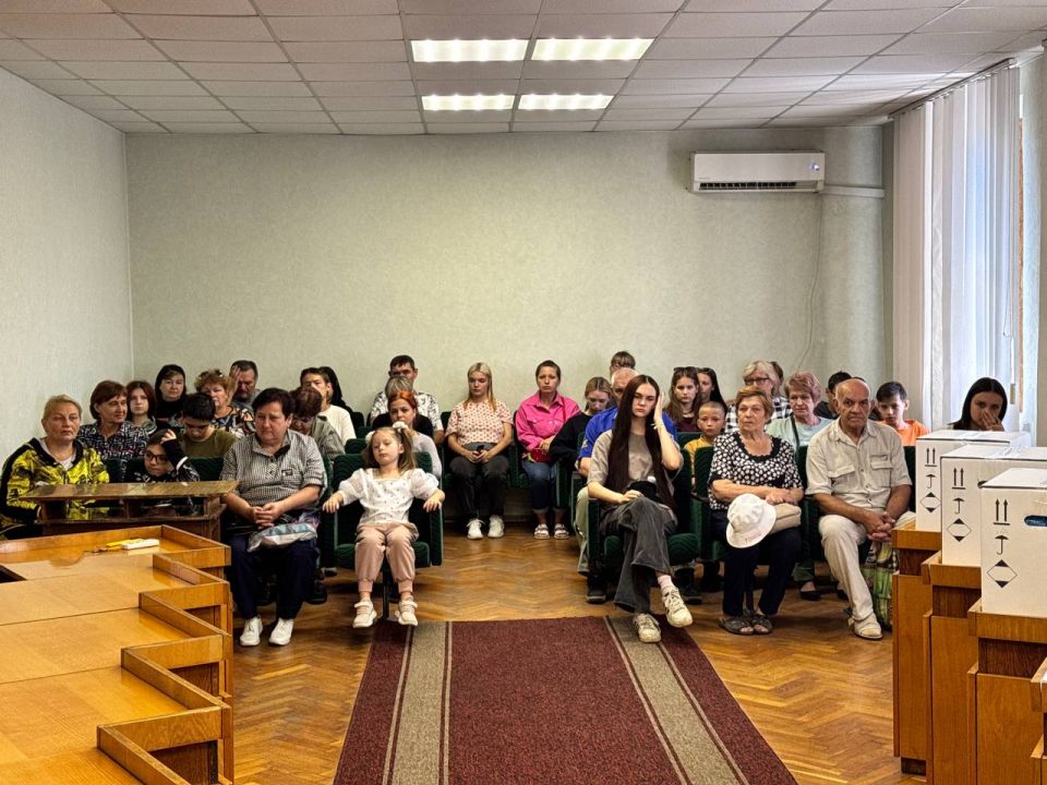 В преддверие празднования Дня города Донецка и Дня Шахтера в Пролетарском районе состоялась встреча руководителя Управы Пролетарского внутригородского района Администрации городского округа Донецк Елены Рязанцевой с семьями... В преддверие празднования Дня города Донецка и Дня Шахтера в Пролетарском районе состоялась встреча руководителя Управы Пролетарского внутригородского района Администрации городского округа Донецк Елены Рязанцевой с семьями...