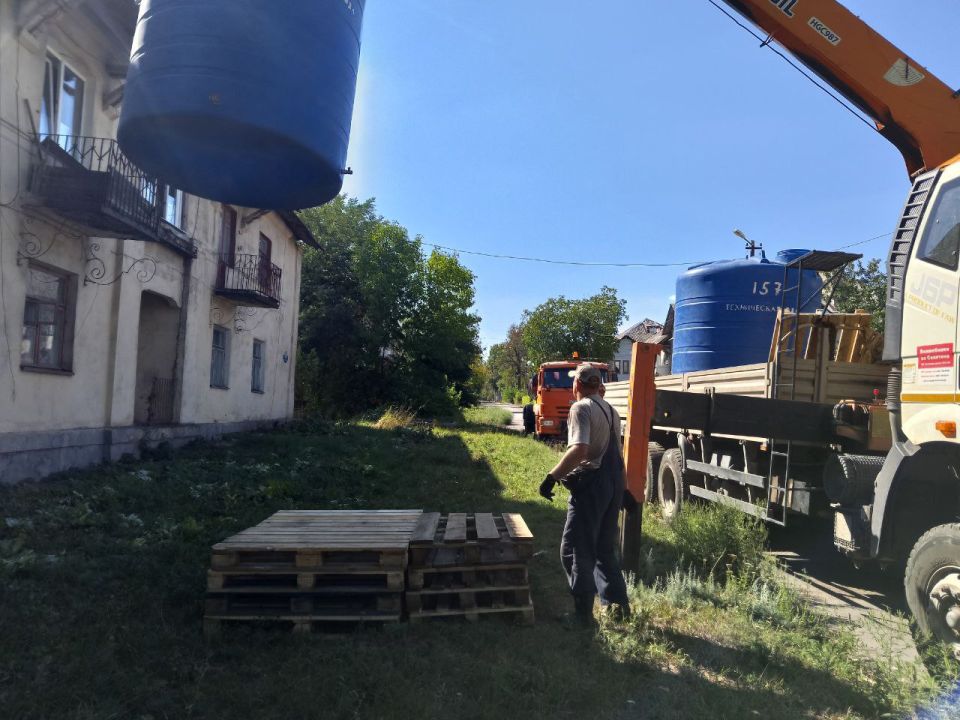 Сегодня, 28 августа, с целью обеспечения населения водой в Кировском внутригородском районе города Макеевки в жилом массиве «Путь Ильича» проведены работы по установке ёмкости для разбора технической воды населением возле... Сегодня, 28 августа, с целью обеспечения населения водой в Кировском внутригородском районе города Макеевки в жилом массиве «Путь Ильича» проведены работы по установке ёмкости для разбора технической воды населением возле...