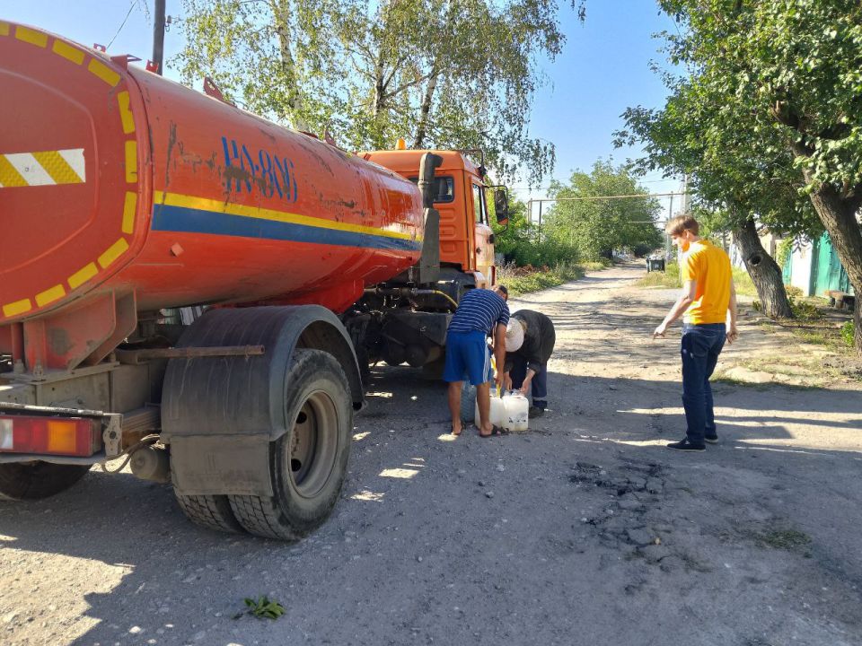 Для обеспечения водой жителей района Управой Кировского внутригородского района ежедневно осуществляется подвоз воды для жителей домов, в которые в установленный графиком день не поступила вода Для обеспечения водой жителей района Управой Кировского внутригородского района ежедневно осуществляется подвоз воды для жителей домов, в которые в установленный графиком день не поступила вода