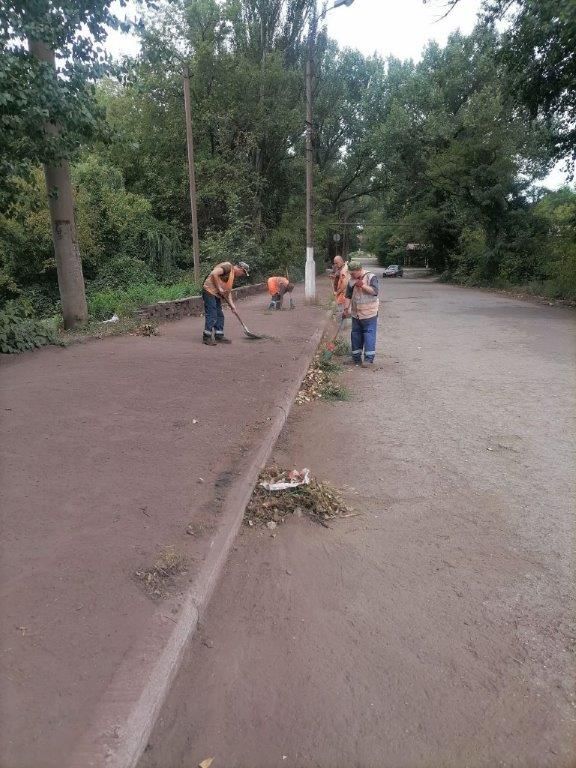 В рамках партийного проекта «Чистая страна» партии «Единая Россия» сотрудниками Филиала № 2 «ЕМЗ» ООО «ЮГМК Донецк» 29 августа произведена уборка улицы Достоевского В рамках партийного проекта «Чистая страна» партии «Единая Россия» сотрудниками Филиала № 2 «ЕМЗ» ООО «ЮГМК Донецк» 29 августа произведена уборка улицы Достоевского