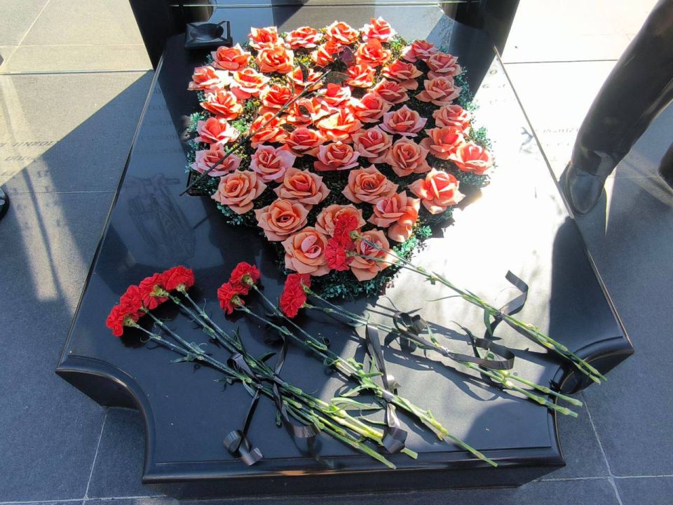 Почтили память и возложили цветы к могиле первого Главы Донецкой Народной Республики Александра Захарченко Почтили память и возложили цветы к могиле первого Главы Донецкой Народной Республики Александра Захарченко