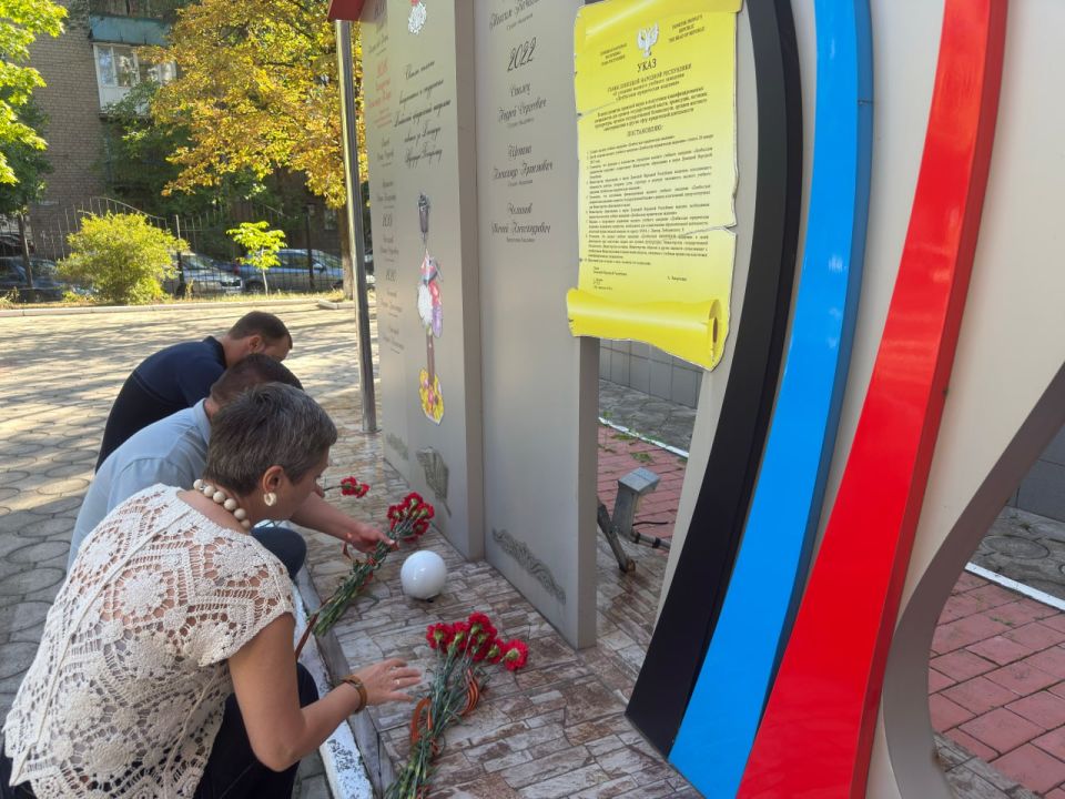 Иван Адамец: Солдат своей страны…. У стелы почетным выпускникам Донбасской юридической академии, прошел траурный митинг, приуроченный к седьмой годовщине трагической гибели Первого Главы Донецкой Народной Республики -... Иван Адамец: Солдат своей страны…. У стелы почетным выпускникам Донбасской юридической академии, прошел траурный митинг, приуроченный к седьмой годовщине трагической гибели Первого Главы Донецкой Народной Республики -...