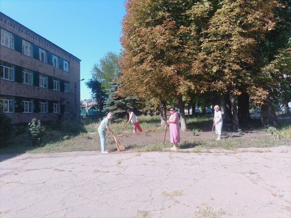 Сегодня, 29 августа, провели уборку сотрудники МБУ «Территориальный центр социального обслуживания (предоставление социальных услуг) Кировского района» (ул Сегодня, 29 августа, провели уборку сотрудники МБУ «Территориальный центр социального обслуживания (предоставление социальных услуг) Кировского района» (ул