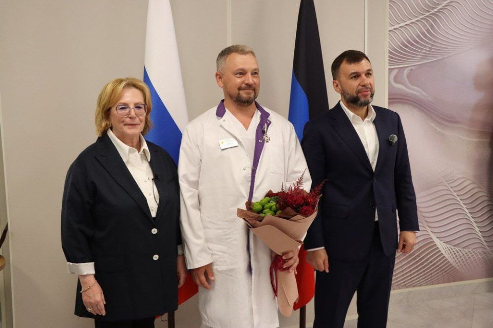 Глава ДНР Денис Пушилин c руководителем ФМБА России Вероникой Скворцовой наградили медиков за их труд, верность долгу и профессионализм Глава ДНР Денис Пушилин c руководителем ФМБА России Вероникой Скворцовой наградили медиков за их труд, верность долгу и профессионализм