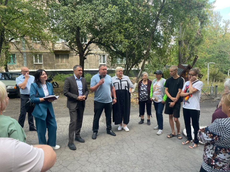 Заместитель Председателя Народного Совета ДНР («фракция КПРФ») Николай Сытов совместно с главой города Снежного Сергеем Ермаковым и председателем Муниципального Совета Еленой Петрухиной провели встречу с жителями Снежного Заместитель Председателя Народного Совета ДНР («фракция КПРФ») Николай Сытов совместно с главой города Снежного Сергеем Ермаковым и председателем Муниципального Совета Еленой Петрухиной провели встречу с жителями Снежного