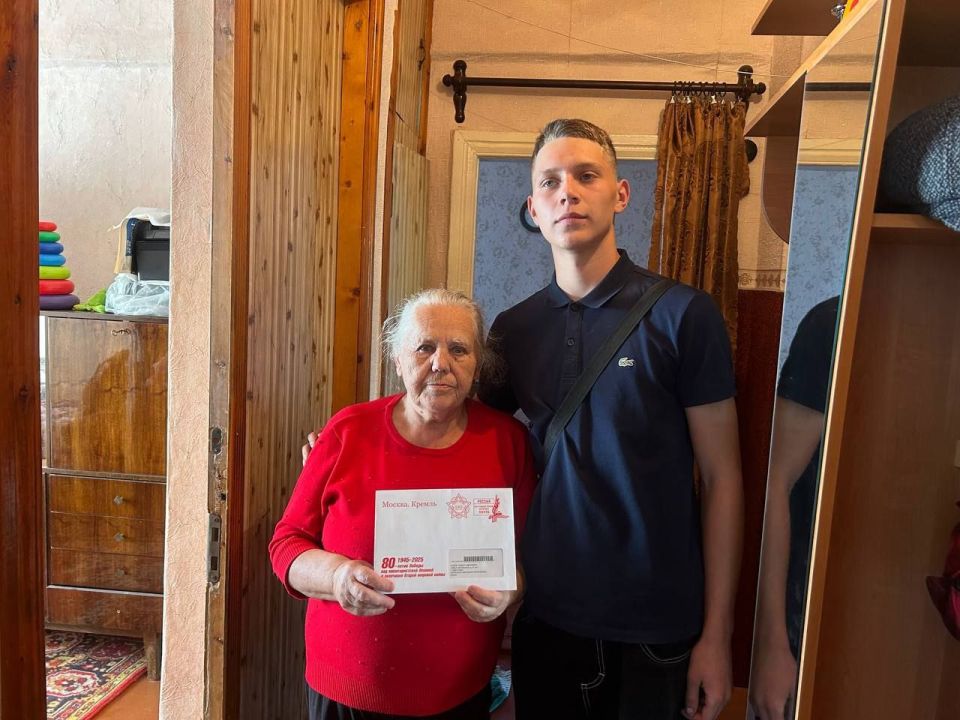 Молодёжь Ждановки передала жителям города письма из Кремля Молодёжь Ждановки передала жителям города письма из Кремля