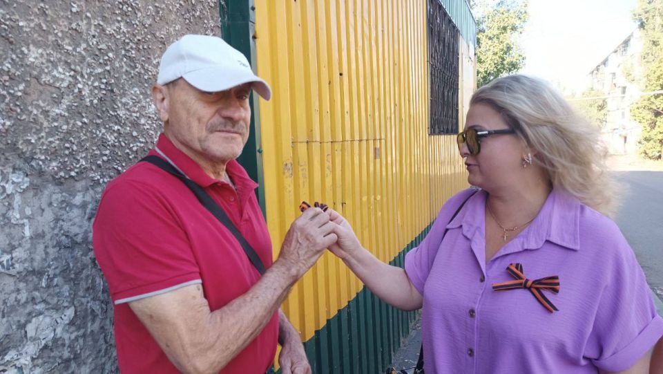 ## В Дебальцево прошла акция памяти Александра Захарченко и раздача георгиевских лент ## В Дебальцево прошла акция памяти Александра Захарченко и раздача георгиевских лент