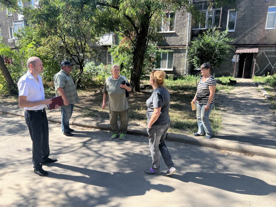 По поручению Главы ДНР Дениса Пушилина 29.08.2025 по адресу: г. Донецк, ул. Воровского, 3 состоялась встреча с жителями района, на которой присутствовал заместитель руководителя Управы Ленинского внутригородского района... По поручению Главы ДНР Дениса Пушилина 29.08.2025 по адресу: г. Донецк, ул. Воровского, 3 состоялась встреча с жителями района, на которой присутствовал заместитель руководителя Управы Ленинского внутригородского района...