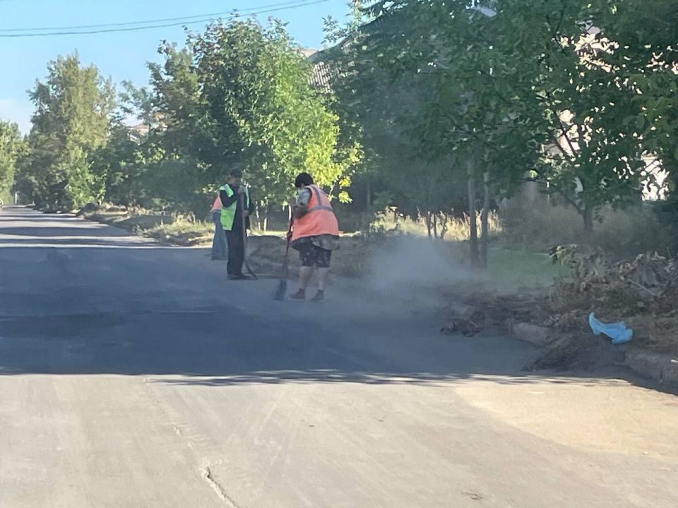 Сегодня, 29 августа, с целью приведения территории в надлежащее санитарное состояние силами МУП АГМ «Перспектива» ведутся работы по уборке от смета и наносов грунта прибордюрной зоны автодороги по ул. Советской Сегодня, 29 августа, с целью приведения территории в надлежащее санитарное состояние силами МУП АГМ «Перспектива» ведутся работы по уборке от смета и наносов грунта прибордюрной зоны автодороги по ул. Советской