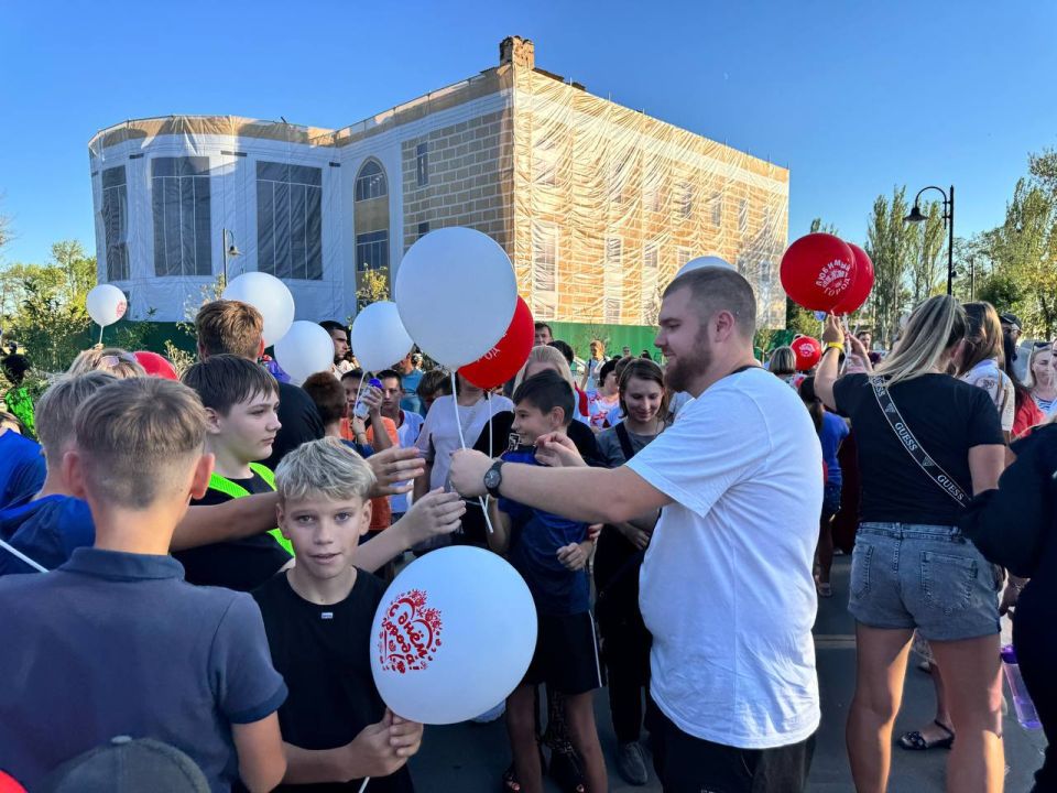 "Мы любим тебя, Донецк!" – праздничное мероприятие в парке им. Горького "Мы любим тебя, Донецк!" – праздничное мероприятие в парке им. Горького