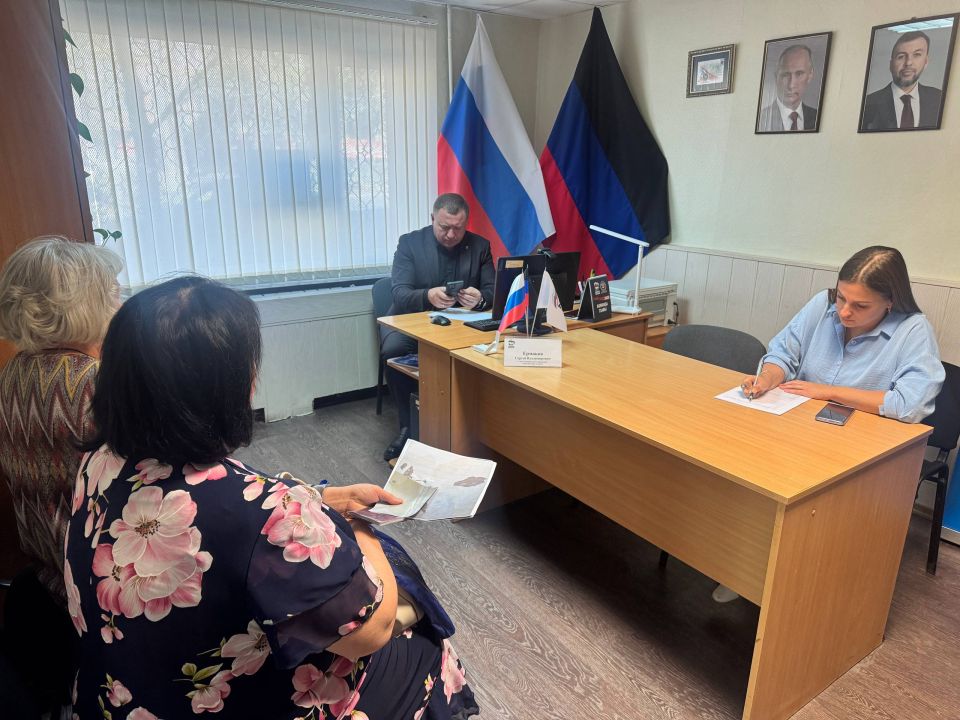 Приём граждан в Общественной приёмной партии "Единая Россия" города Снежное Приём граждан в Общественной приёмной партии "Единая Россия" города Снежное
