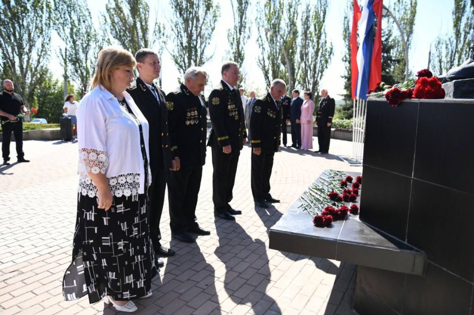 Александр Подгорный: В Макеевке состоялось возложение цветов, посвященное Дню шахтёра Александр Подгорный: В Макеевке состоялось возложение цветов, посвященное Дню шахтёра
