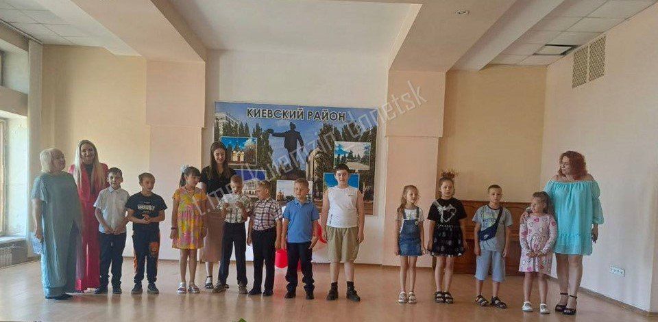 Управлением опеки и попечительства администрации городского округа Донецк для детей-сирот и детей, оставшихся без родительского попечения Киевского и Будённовского районов Донецка, были организованы праздничные мероприятия... Управлением опеки и попечительства администрации городского округа Донецк для детей-сирот и детей, оставшихся без родительского попечения Киевского и Будённовского районов Донецка, были организованы праздничные мероприятия...