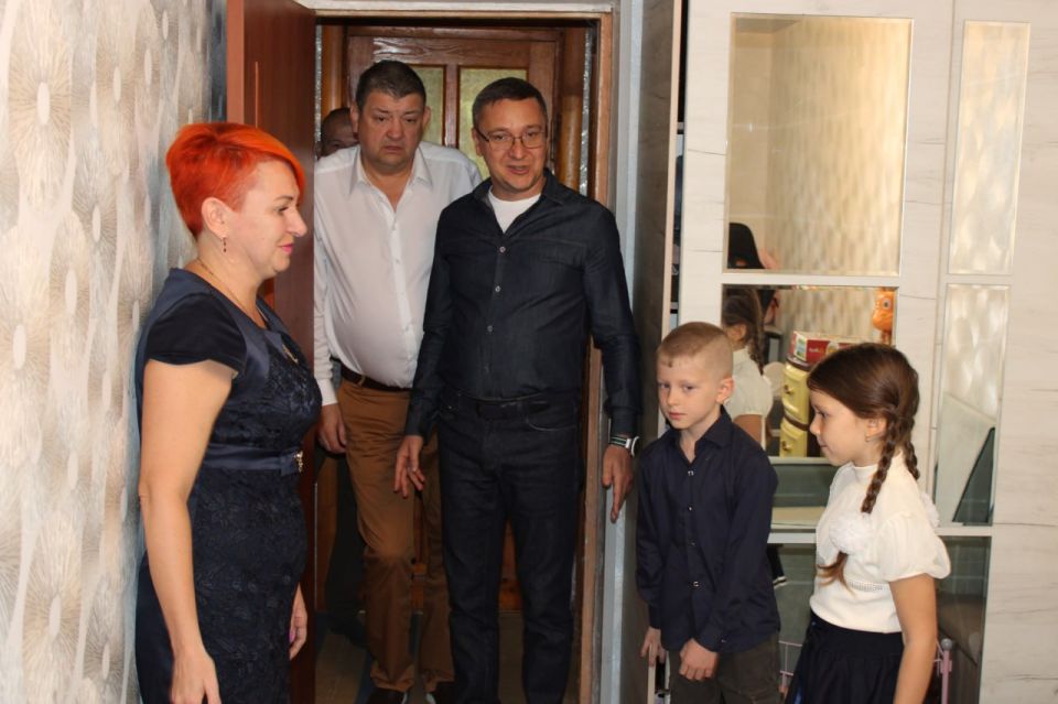 Иван Приходько: Совместно с председателем Горловского городского совета Донецкой Народной Республики первого созыва Романом Геннадьевичем Коневым вручили двум юным жителям Горловки канцелярские принадлежности и подарки в... Иван Приходько: Совместно с председателем Горловского городского совета Донецкой Народной Республики первого созыва Романом Геннадьевичем Коневым вручили двум юным жителям Горловки канцелярские принадлежности и подарки в...
