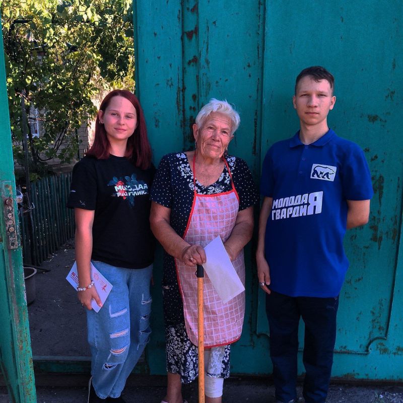 Молодёжь Ждановки передала жителям города письма из Кремля Молодёжь Ждановки передала жителям города письма из Кремля