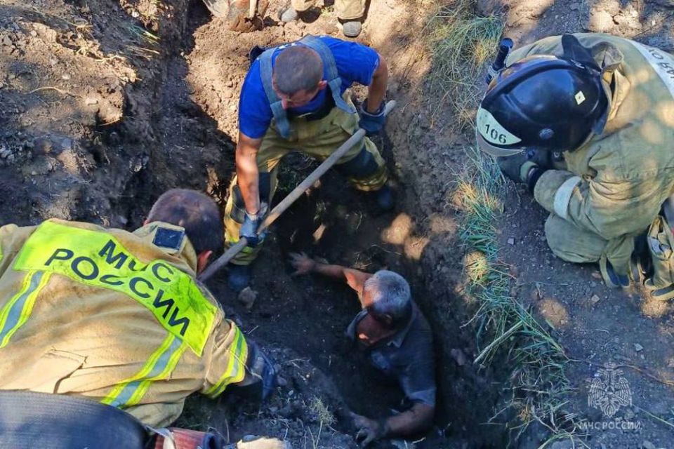 В Докучаевске сотрудники МЧС России спасли 76-летнего мужчину из-под завалов В Докучаевске сотрудники МЧС России спасли 76-летнего мужчину из-под завалов