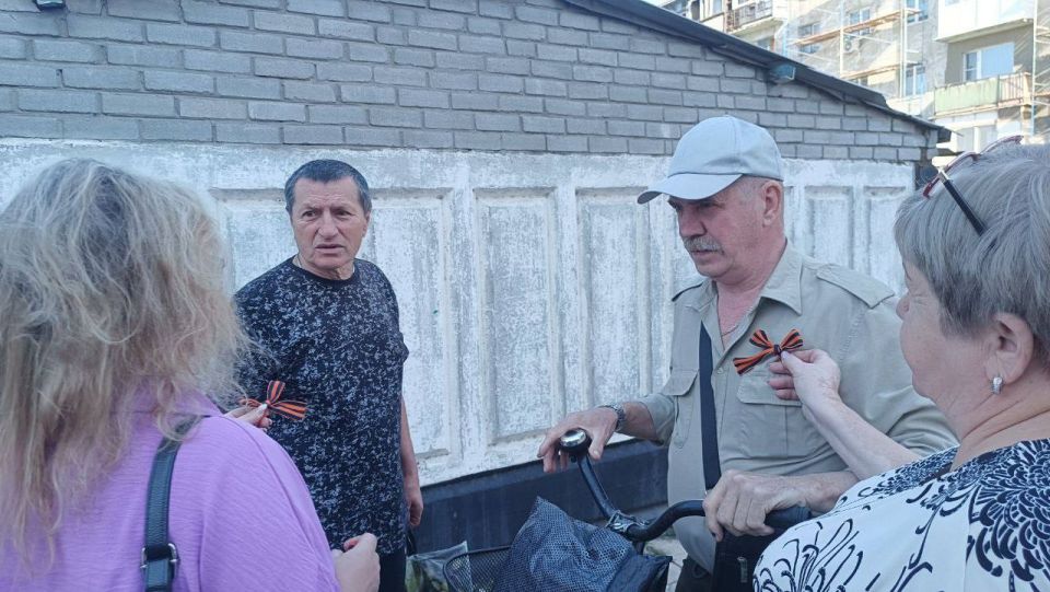 ## В Дебальцево прошла акция памяти Александра Захарченко и раздача георгиевских лент ## В Дебальцево прошла акция памяти Александра Захарченко и раздача георгиевских лент