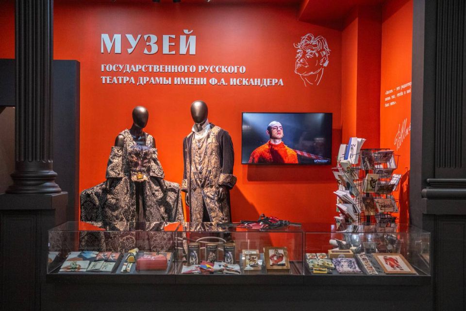 «Поговорим о вещах необязательных и потому приятных»: Бахрушинский театральный музей открыл Музей в Театре драмы имени Фазиля Искандера в Сухуме «Поговорим о вещах необязательных и потому приятных»: Бахрушинский театральный музей открыл Музей в Театре драмы имени Фазиля Искандера в Сухуме