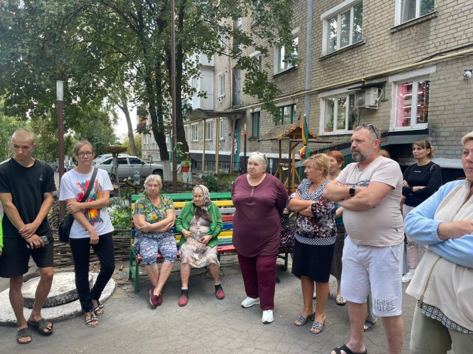 Заместитель Председателя Народного Совета ДНР («фракция КПРФ») Николай Сытов совместно с главой города Снежного Сергеем Ермаковым и председателем Муниципального Совета Еленой Петрухиной провели встречу с жителями Снежного Заместитель Председателя Народного Совета ДНР («фракция КПРФ») Николай Сытов совместно с главой города Снежного Сергеем Ермаковым и председателем Муниципального Совета Еленой Петрухиной провели встречу с жителями Снежного