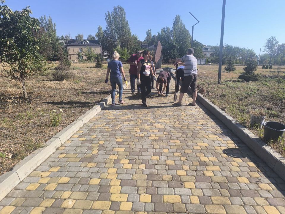 В рамках проведения экологического субботника,сотрудники предприятий совместно с администрацией Новолуганского территориального сектора вышли на уборку территорий по улице Ленина и прилегающей территории к храму В рамках проведения экологического субботника,сотрудники предприятий совместно с администрацией Новолуганского территориального сектора вышли на уборку территорий по улице Ленина и прилегающей территории к храму