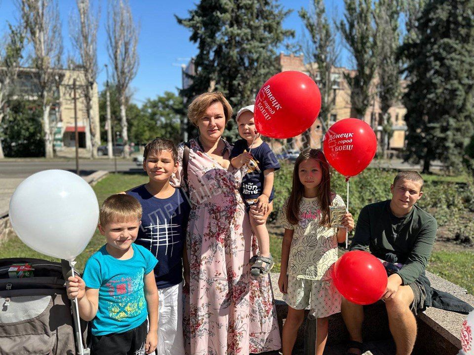 Управлением опеки и попечительства администрации городского округа Донецк для детей-сирот и детей, оставшихся без родительского попечения Киевского и Будённовского районов Донецка, были организованы праздничные мероприятия... Управлением опеки и попечительства администрации городского округа Донецк для детей-сирот и детей, оставшихся без родительского попечения Киевского и Будённовского районов Донецка, были организованы праздничные мероприятия...
