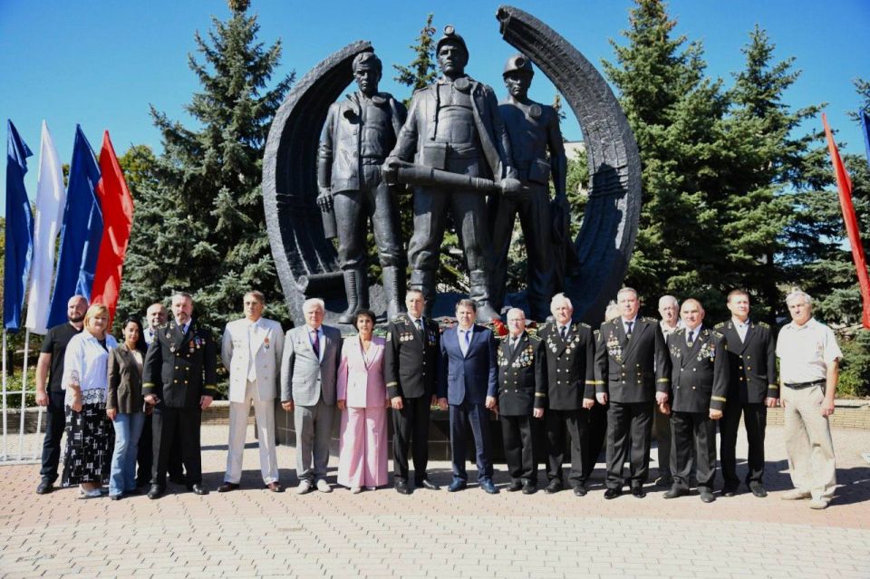 В Макеевке состоялось возложение цветов, посвященное Дню шахтёра В Макеевке состоялось возложение цветов, посвященное Дню шахтёра