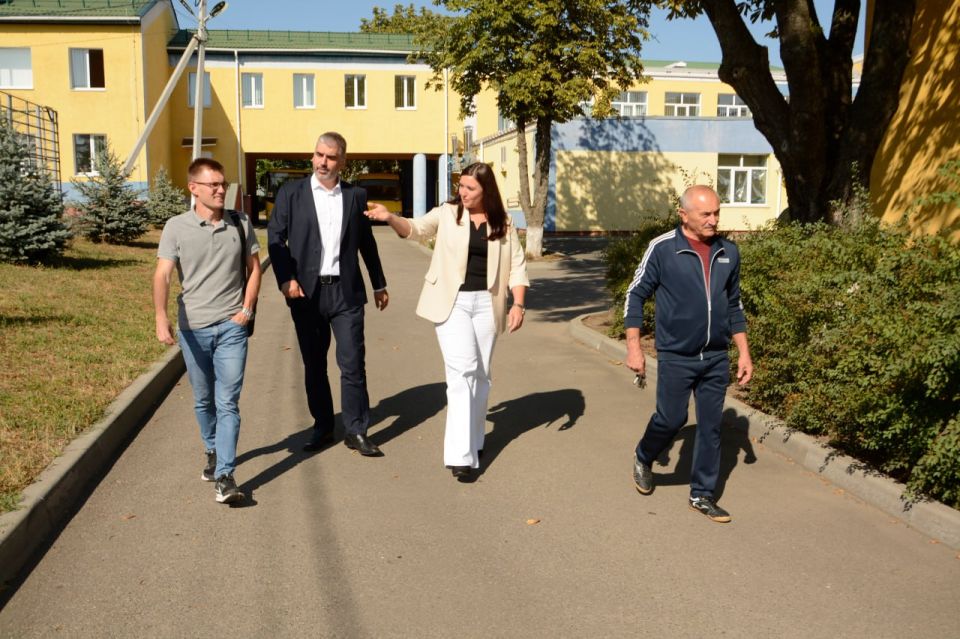 Алексей Дорофеев: Скоро 1 сентября... Этот день пахнет новыми тетрадями, астрами из палисадника и легким волнением. В воздухе уже витает ожидание школьных звонков и детского смеха, который вот-вот заполнит пустые коридоры.... Алексей Дорофеев: Скоро 1 сентября... Этот день пахнет новыми тетрадями, астрами из палисадника и легким волнением. В воздухе уже витает ожидание школьных звонков и детского смеха, который вот-вот заполнит пустые коридоры....