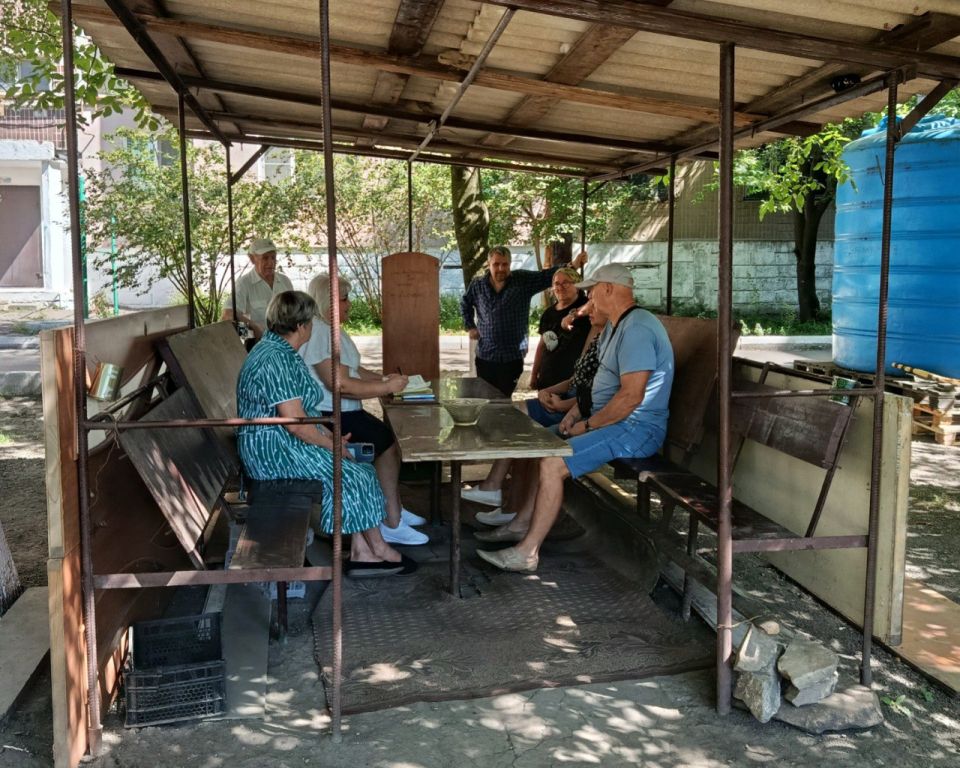 29 августа, депутат Макеевского городского совета Донецкой Народной Республики первого созыва Оксана Бевцык провела встречи с населением по адресам: микрорайон Первомайский, 7-8, 10-11 29 августа, депутат Макеевского городского совета Донецкой Народной Республики первого созыва Оксана Бевцык провела встречи с населением по адресам: микрорайон Первомайский, 7-8, 10-11