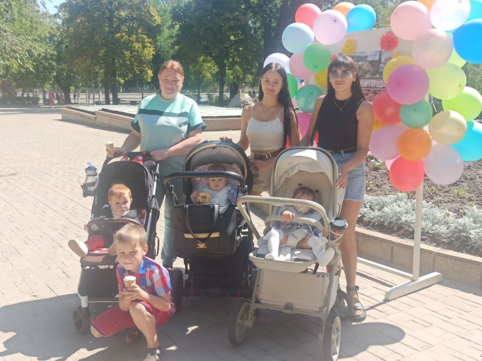 Валентин Левченко: В преддверии Дня города в сквере им. Арсена Павлова сотрудники Управы создают праздничное настроение детям и взрослым! Валентин Левченко: В преддверии Дня города в сквере им. Арсена Павлова сотрудники Управы создают праздничное настроение детям и взрослым!