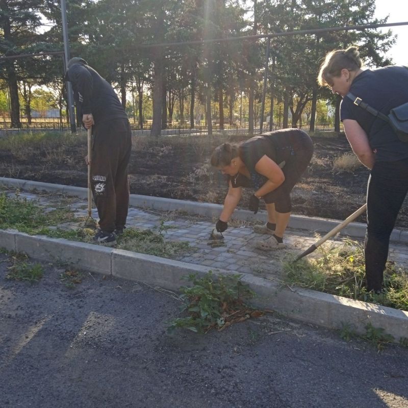 В рамках проведения экологического субботника,сотрудники предприятий совместно с администрацией Новолуганского территориального сектора вышли на уборку территорий по улице Ленина и прилегающей территории к храму В рамках проведения экологического субботника,сотрудники предприятий совместно с администрацией Новолуганского территориального сектора вышли на уборку территорий по улице Ленина и прилегающей территории к храму