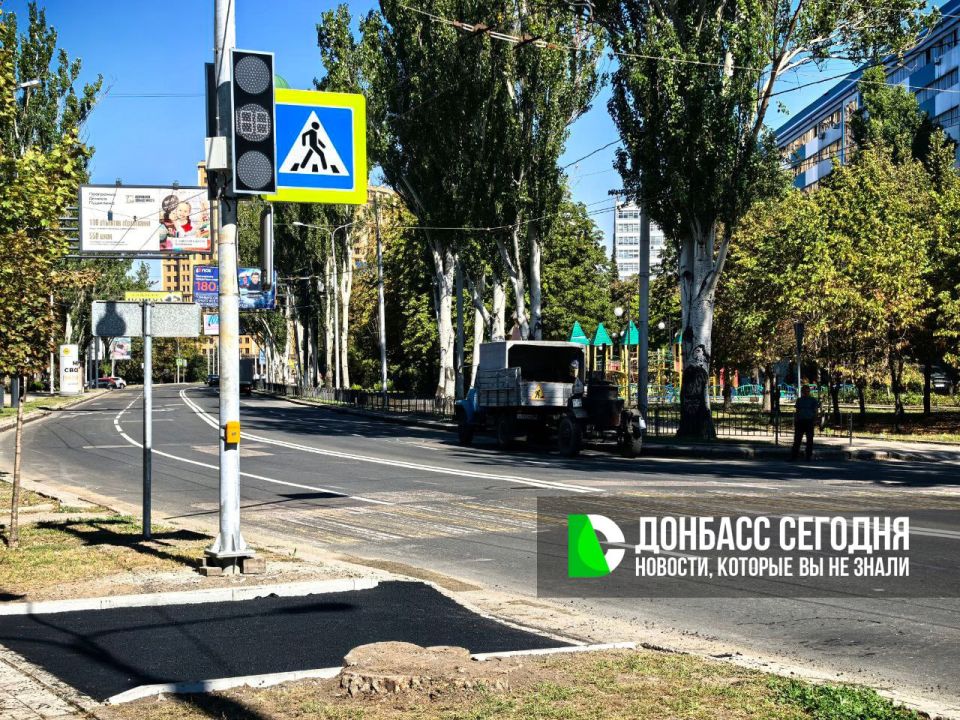 По улице Артёма мужики продолжают обустройство современного безопасного перехода к донецкой гимназии №70 По улице Артёма мужики продолжают обустройство современного безопасного перехода к донецкой гимназии №70