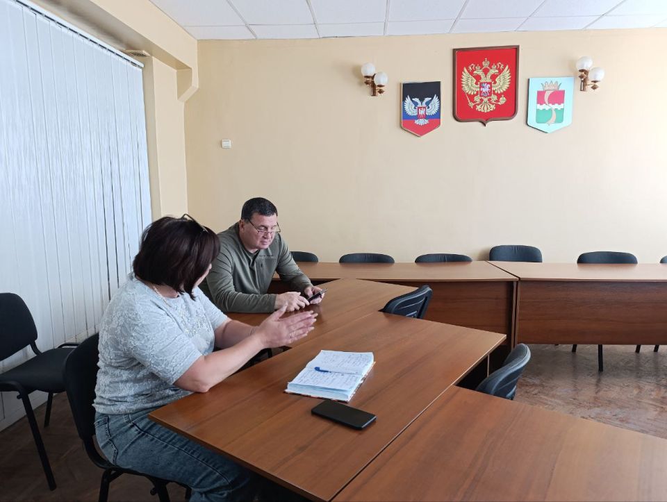 Секретарь Амвросиевского местного отделения Всероссийской политической партии "Единая Россия" Игорь Лызов встретился с секретарями первичных отделений Всероссийской политической партии «Единая Россия» Секретарь Амвросиевского местного отделения Всероссийской политической партии "Единая Россия" Игорь Лызов встретился с секретарями первичных отделений Всероссийской политической партии «Единая Россия»