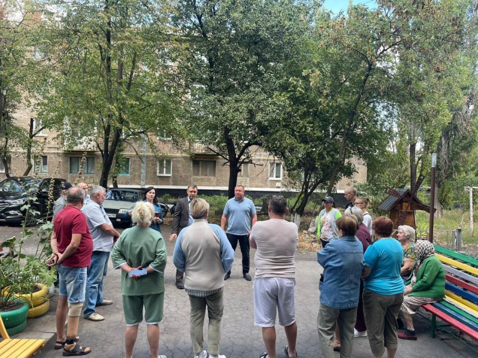 Заместитель Председателя Народного Совета ДНР («фракция КПРФ») Николай Сытов совместно с главой города Снежного Сергеем Ермаковым и председателем Муниципального Совета Еленой Петрухиной провели встречу с жителями Снежного Заместитель Председателя Народного Совета ДНР («фракция КПРФ») Николай Сытов совместно с главой города Снежного Сергеем Ермаковым и председателем Муниципального Совета Еленой Петрухиной провели встречу с жителями Снежного