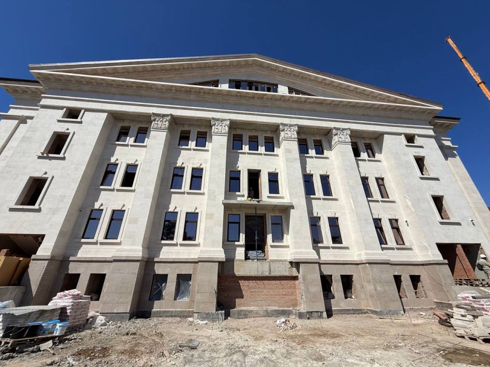 Строители Северной столицы продолжают восстанавливать драматический театр в Мариуполе Строители Северной столицы продолжают восстанавливать драматический театр в Мариуполе