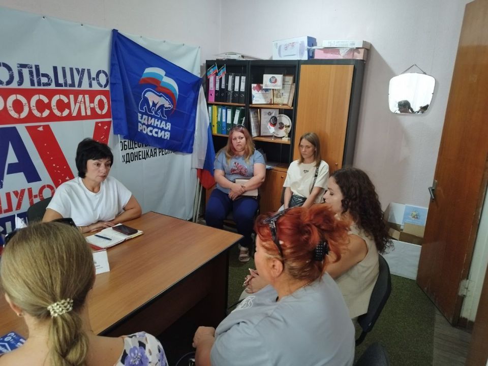 Сегодня Глава Тельмановского округа, секретарь МО Наталья Великодная провела прием граждан в местной общественной приемной партии "Единая Россия" Сегодня Глава Тельмановского округа, секретарь МО Наталья Великодная провела прием граждан в местной общественной приемной партии "Единая Россия"