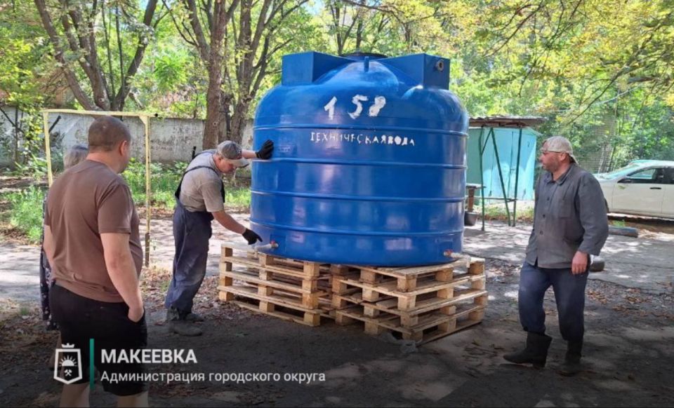 В Макеевке продолжаются работы по установке ёмкостей для разбора воды В Макеевке продолжаются работы по установке ёмкостей для разбора воды