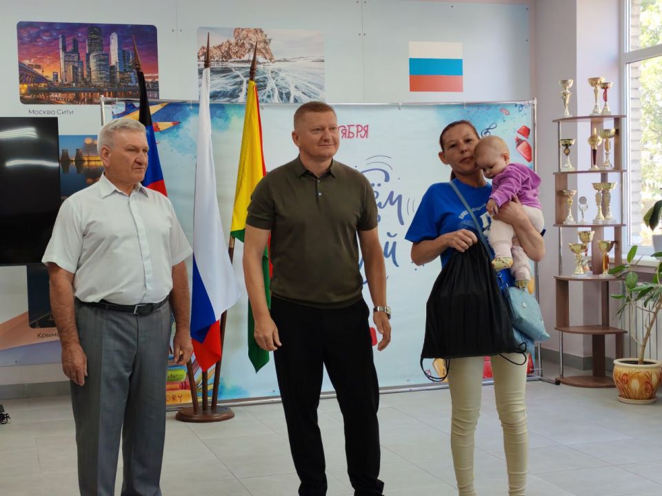 Николай Михайлов: В преддверии Дня знаний совместно с Депутатом Народного Совета Донецкой Народной Республики Вадимом Морозовым приняли участие акции Единой России «Собери ребенка в школу» и вручили детям из семей участников... Николай Михайлов: В преддверии Дня знаний совместно с Депутатом Народного Совета Донецкой Народной Республики Вадимом Морозовым приняли участие акции Единой России «Собери ребенка в школу» и вручили детям из семей участников...