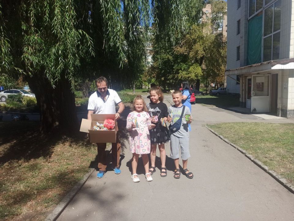 Валентин Левченко: В преддверии Дня города в сквере им. Арсена Павлова сотрудники Управы создают праздничное настроение детям и взрослым! Валентин Левченко: В преддверии Дня города в сквере им. Арсена Павлова сотрудники Управы создают праздничное настроение детям и взрослым!