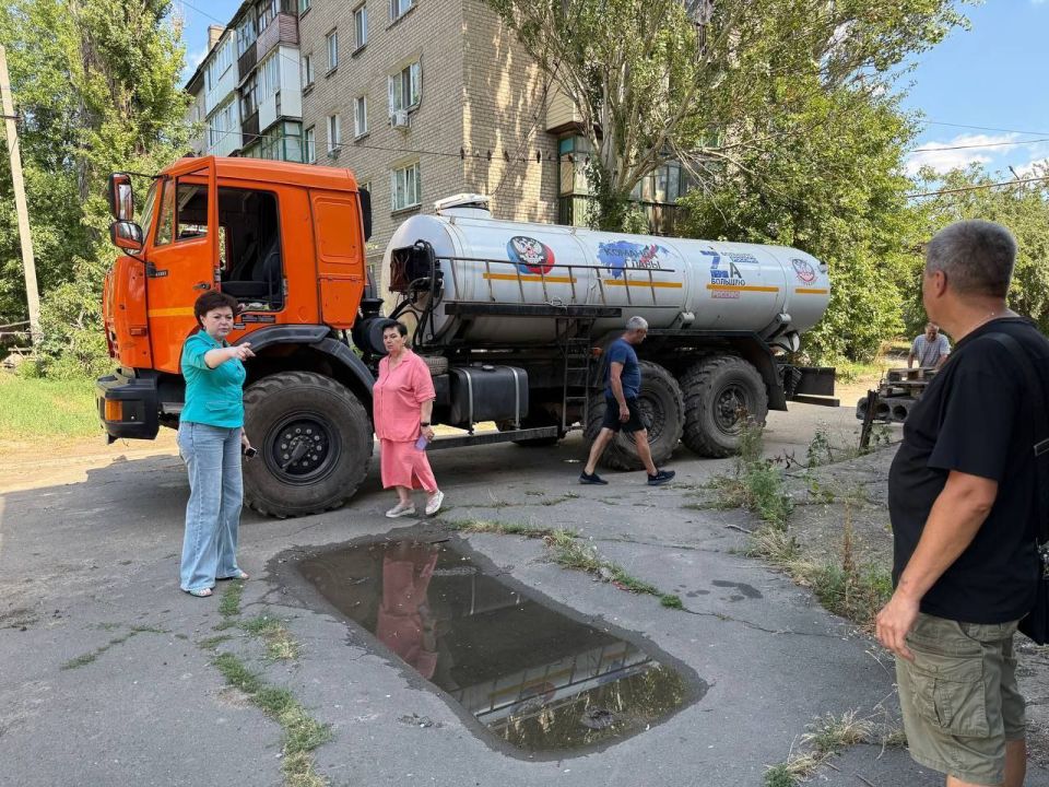 29 августа 2025 года депутаты Ясиноватского муниципального совета Анна Бондарь, Наталья Филиппова и Елена Алипа посетили места подвоза воды и провели мониторинг цен на воду 29 августа 2025 года депутаты Ясиноватского муниципального совета Анна Бондарь, Наталья Филиппова и Елена Алипа посетили места подвоза воды и провели мониторинг цен на воду