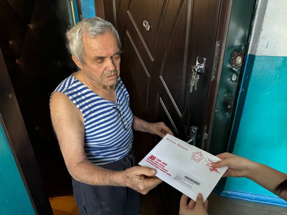 Молодёжь Ждановки передала жителям города письма из Кремля Молодёжь Ждановки передала жителям города письма из Кремля