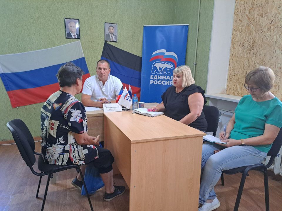 29 августа 2025 года, заместитель главы администрации городского округа Дебальцево Валерий Бессараб, провёл личный прием граждан в местной общественной приёмной Светлодарского местного отделения Партии "Единая Россия" в... 29 августа 2025 года, заместитель главы администрации городского округа Дебальцево Валерий Бессараб, провёл личный прием граждан в местной общественной приёмной Светлодарского местного отделения Партии "Единая Россия" в...