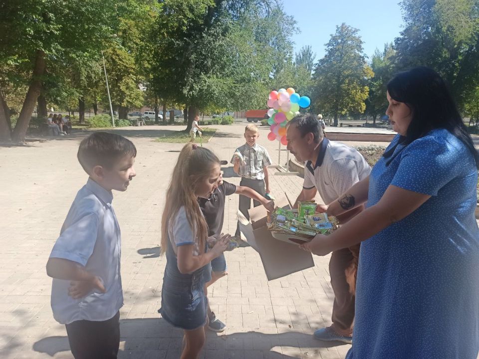 Валентин Левченко: В преддверии Дня города в сквере им. Арсена Павлова сотрудники Управы создают праздничное настроение детям и взрослым! Валентин Левченко: В преддверии Дня города в сквере им. Арсена Павлова сотрудники Управы создают праздничное настроение детям и взрослым!
