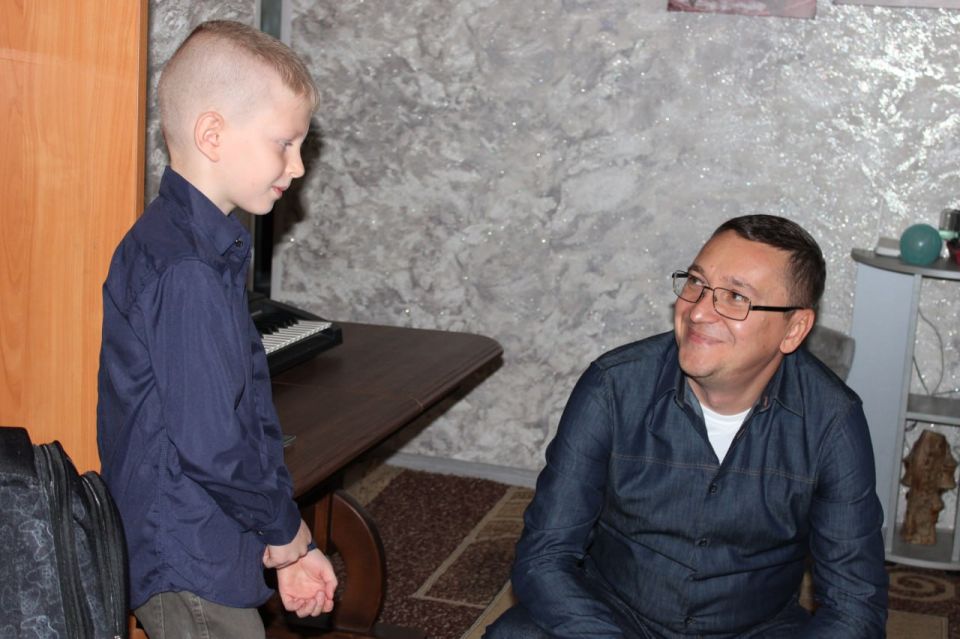 Иван Приходько: Совместно с председателем Горловского городского совета Донецкой Народной Республики первого созыва Романом Геннадьевичем Коневым вручили двум юным жителям Горловки канцелярские принадлежности и подарки в... Иван Приходько: Совместно с председателем Горловского городского совета Донецкой Народной Республики первого созыва Романом Геннадьевичем Коневым вручили двум юным жителям Горловки канцелярские принадлежности и подарки в...