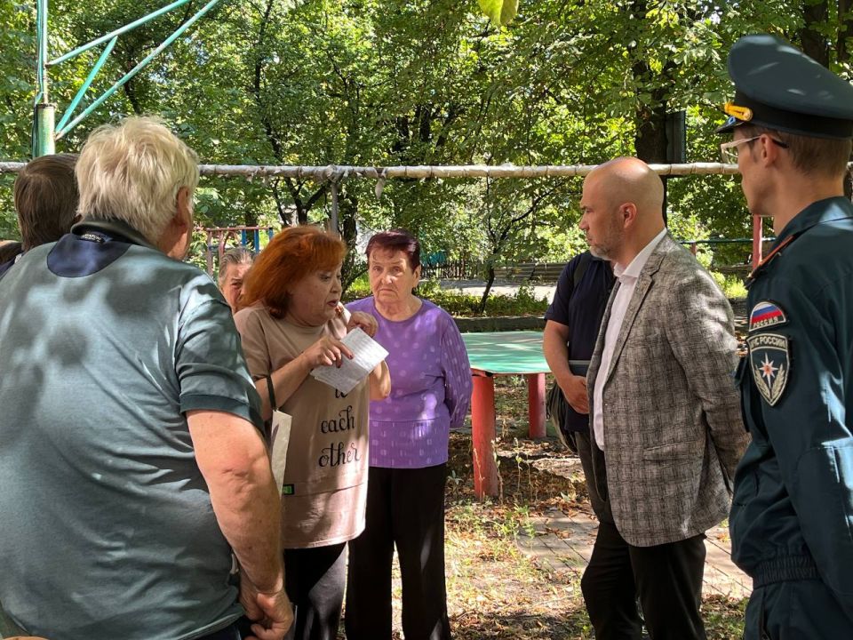29 августа, глава муниципального образования городского округа Дебальцево Сергей Желновач провел встречу с населением 29 августа, глава муниципального образования городского округа Дебальцево Сергей Желновач провел встречу с населением