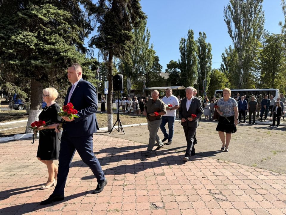 В Шахтерске возложили цветы к памятнику погибшим шахтерам В Шахтерске возложили цветы к памятнику погибшим шахтерам