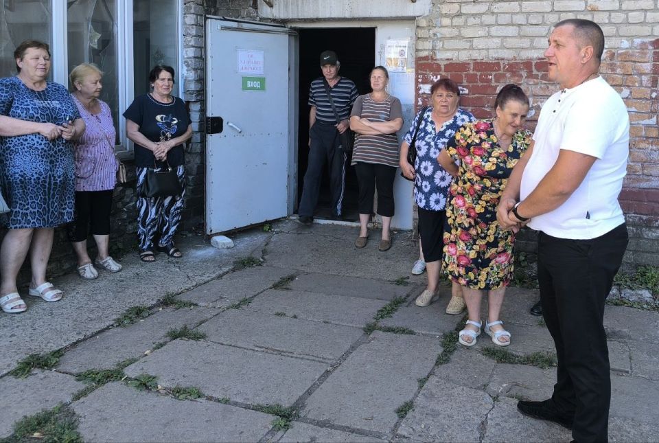 В целях постоянного диалога с населением заместитель главы городского округа Дебальцево Валерий Бессараб провёл сход граждан в посёлке Новолуганское! В целях постоянного диалога с населением заместитель главы городского округа Дебальцево Валерий Бессараб провёл сход граждан в посёлке Новолуганское!