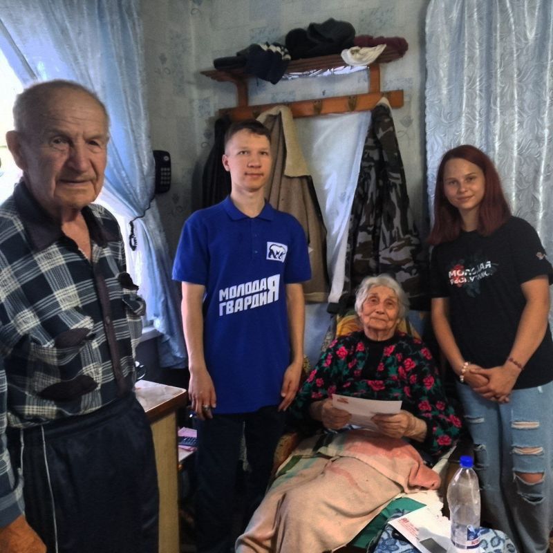 Молодёжь Ждановки передала жителям города письма из Кремля Молодёжь Ждановки передала жителям города письма из Кремля